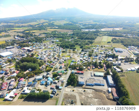 秋の北海道森町で本町地区の街並みの風景を空撮 秋の北海道森町で本町地区の街並みの風景を空撮 118876909