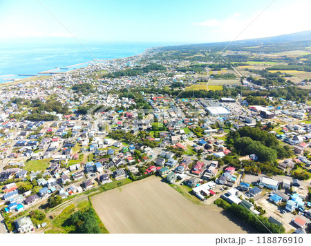 秋の北海道森町で本町地区の街並みの風景を空撮 秋の北海道森町で本町地区の街並みの風景を空撮 118876910