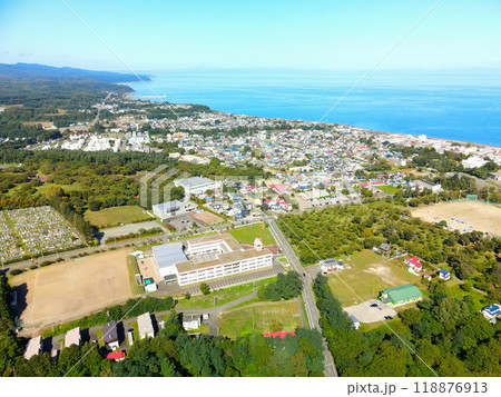 秋の北海道森町で本町地区の街並みの風景を空撮 秋の北海道森町で本町地区の街並みの風景を空撮 118876913