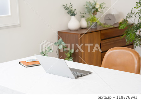 ノートパソコンのあるインテリア ノートパソコンのあるインテリア 118876943