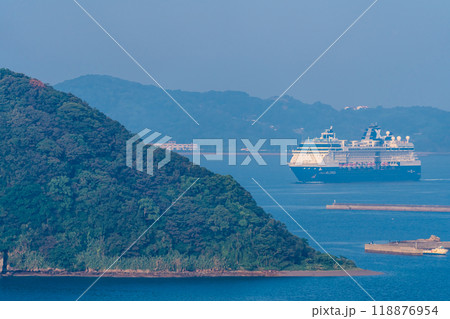 長崎港客船入港（Celebrity Millennium）女神大橋から【長崎市】 118876954