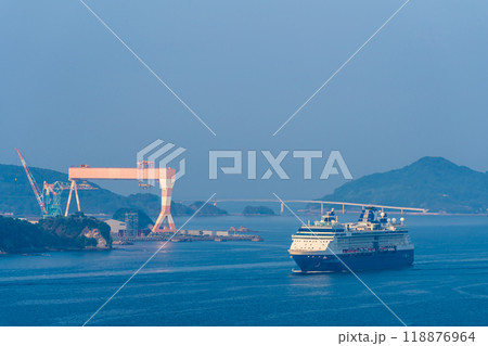 長崎港客船入港(Celebrity Millennium)女神大橋から【長崎市】 長崎港客船入港(Celebrity Millennium)女神大橋から【長崎市】 118876964