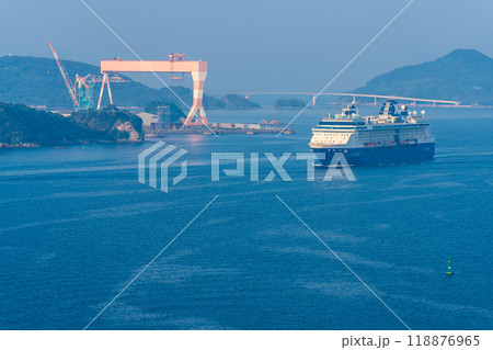 長崎港客船入港（Celebrity Millennium）女神大橋から【長崎市】 118876965