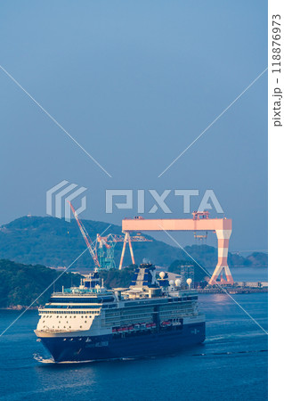 長崎港客船入港（Celebrity Millennium）女神大橋から【長崎市】 118876973
