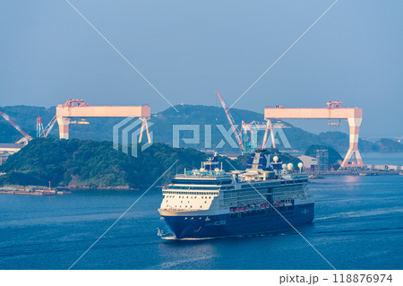 長崎港客船入港(Celebrity Millennium)女神大橋から【長崎市】 長崎港客船入港(Celebrity Millennium)女神大橋から【長崎市】 118876974