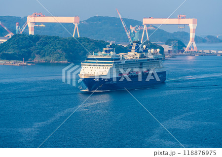 長崎港客船入港（Celebrity Millennium）女神大橋から【長崎市】 118876975