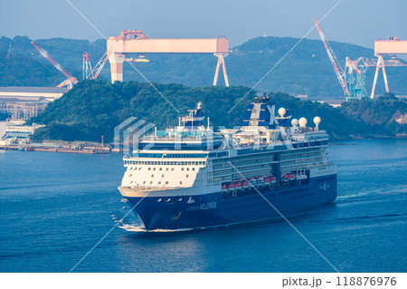 長崎港客船入港（Celebrity Millennium）女神大橋から【長崎市】 118876976