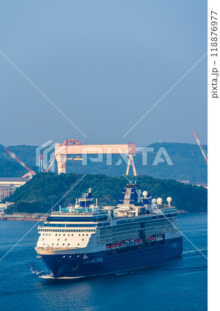 長崎港客船入港（Celebrity Millennium）女神大橋から【長崎市】 118876977