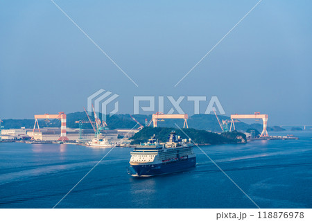長崎港客船入港（Celebrity Millennium）女神大橋から【長崎市】 118876978