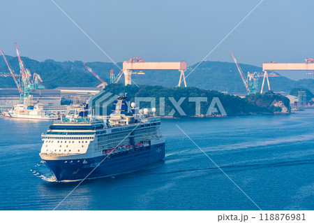 長崎港客船入港（Celebrity Millennium）女神大橋から【長崎市】 118876981