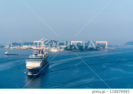 長崎港客船入港(Celebrity Millennium)女神大橋から【長崎市】 長崎港客船入港(Celebrity Millennium)女神大橋から【長崎市】 118876985