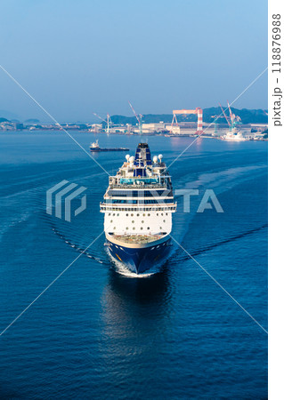 長崎港客船入港（Celebrity Millennium）女神大橋から【長崎市】 118876988