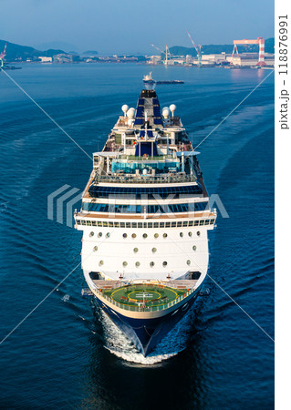 長崎港客船入港（Celebrity Millennium）女神大橋から【長崎市】 118876991