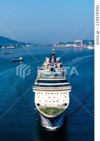 長崎港客船入港（Celebrity Millennium）女神大橋から【長崎市】 118876992