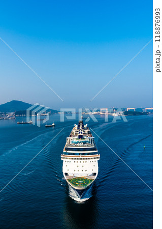 長崎港客船入港（Celebrity Millennium）女神大橋から【長崎市】 118876993