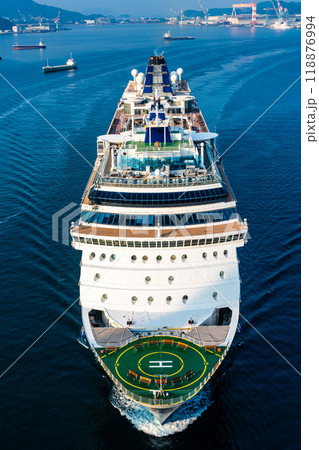 長崎港客船入港（Celebrity Millennium）女神大橋から【長崎市】 118876994