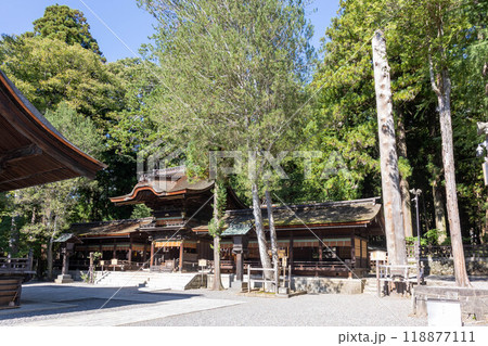 諏訪大社　下社秋宮の幣拝殿 118877111