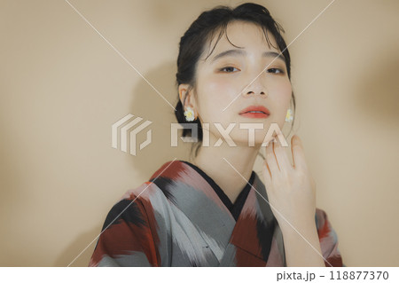 着物の女性 幾何学柄の明仙 着物の女性 幾何学柄の明仙 118877370