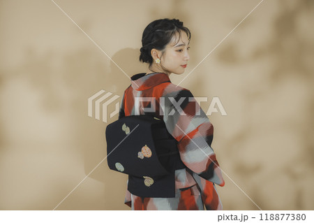 着物の女性　幾何学柄の明仙 118877380