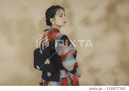着物の女性　幾何学柄の明仙 118877382