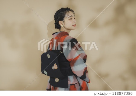 着物の女性　幾何学柄の明仙 118877386