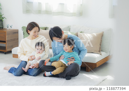 リビングでくつろぐ家族 リビングでくつろぐ家族 118877394
