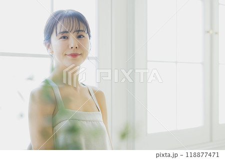 窓辺の女性 118877471