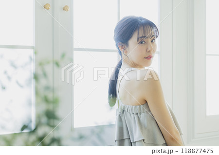 窓辺の女性 118877475