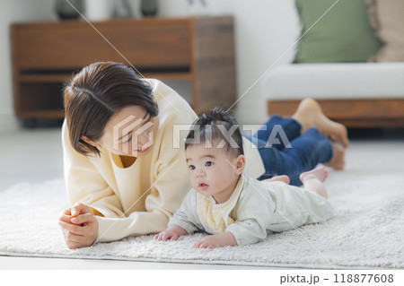 リビングでくつろぐ家族 リビングでくつろぐ家族 118877608