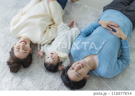 リビングでくつろぐ家族　 118877654