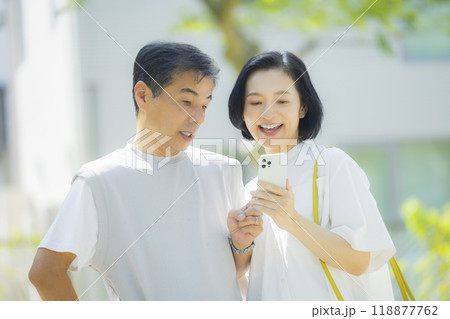 散歩するシニア夫婦 散歩するシニア夫婦 118877762
