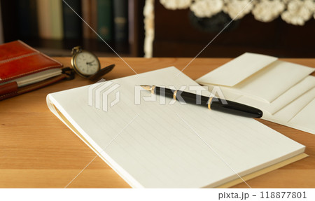 便箋・封筒とレトロな部屋　手紙　便箋　本棚　自筆　挨拶状　遺言書作成 118877801