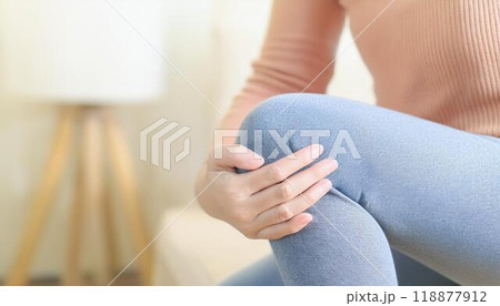 膝痛に悩む女性 118877912