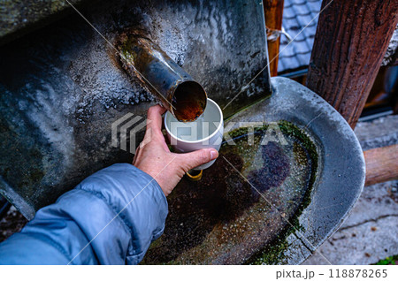 鹿教湯温泉　飲泉所で飲む水 118878265