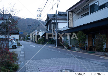 夕方の鹿教湯温泉街　町並み 118878267