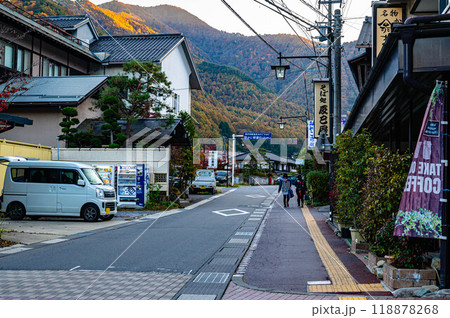 夕方の鹿教湯温泉街　町並み 118878268
