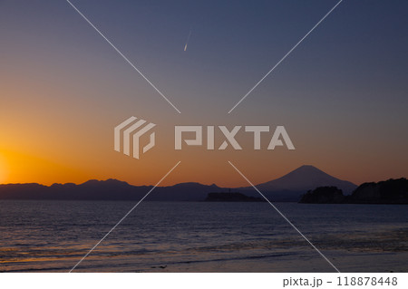 湘南海岸の夕暮れと富士山 　自然風景 118878448