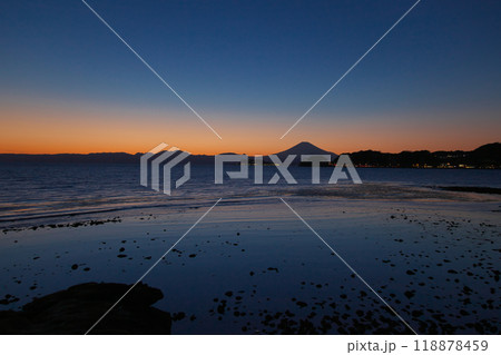 湘南海岸の夕暮れと富士山 　自然風景 118878459