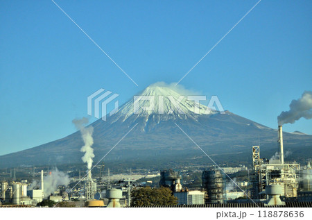 新幹線の車窓から日本一の美しい富士山 新幹線の車窓から日本一の美しい富士山 118878636
