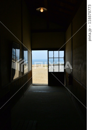 真夏に日影が恋しくここに居残る 118878773