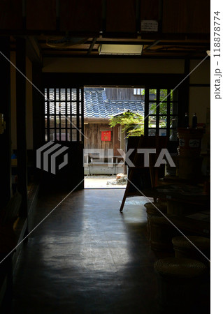 真夏に日影が恋しくここに居残る 118878774