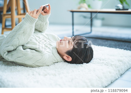 スマートフォンを操作する女性ポートレート スマートフォンを操作する女性ポートレート 118879094