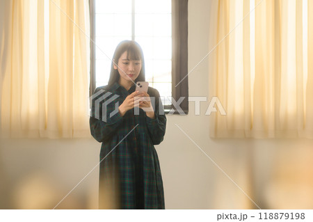 スマートフォンを操作する女性ポートレート スマートフォンを操作する女性ポートレート 118879198