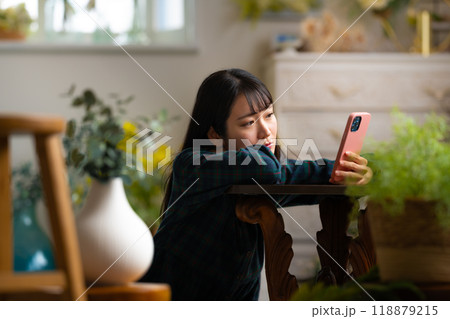 スマートフォンを操作する女性ポートレート 118879215