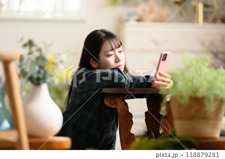 スマートフォンを操作する女性ポートレート 118879281