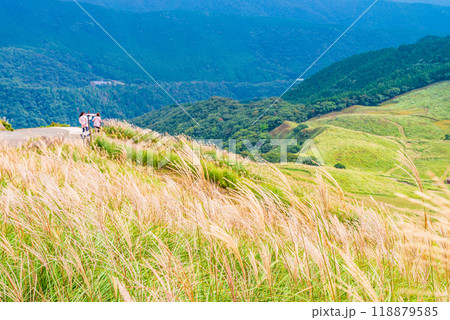 【静岡県】秋の伊豆稲取細野高原を訪れた観光客 【静岡県】秋の伊豆稲取細野高原を訪れた観光客 118879585