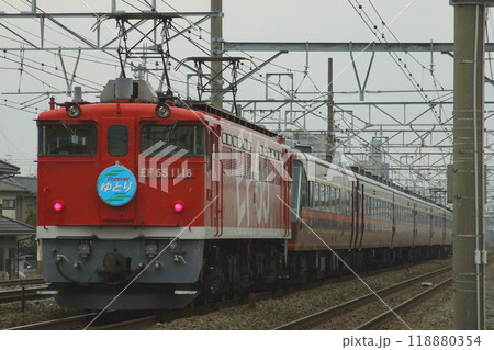EF65-1118号機エクスプレスレインボー色牽引のジョイフルトレイン