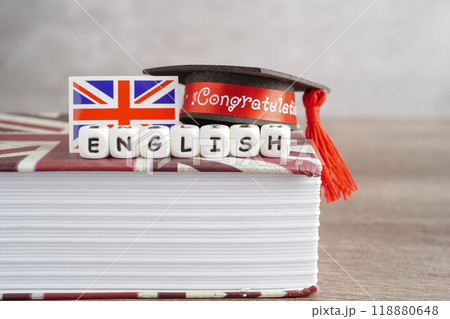 English book with graduate hat, learning and tutorial for foreigner. 118880648