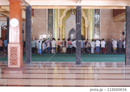 Muslim men praying in the mosque 118880656