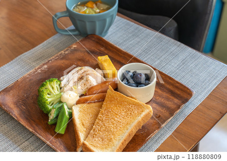 トーストとフルーツの朝食 トーストとフルーツの朝食 118880809